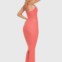 Robe longue à motif vichy rouge, encolure cœur et dentelle