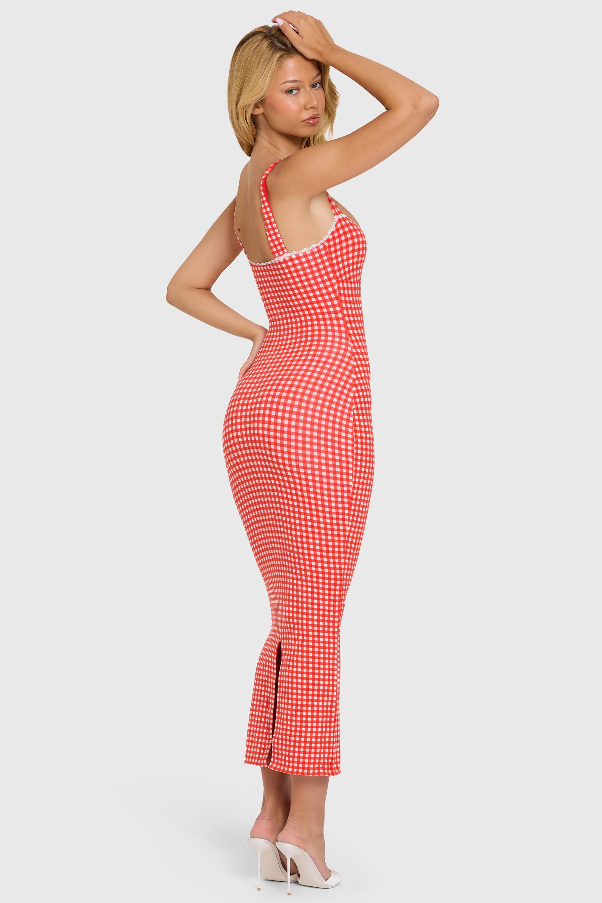 Robe longue à motif vichy rouge, encolure cœur et dentelle