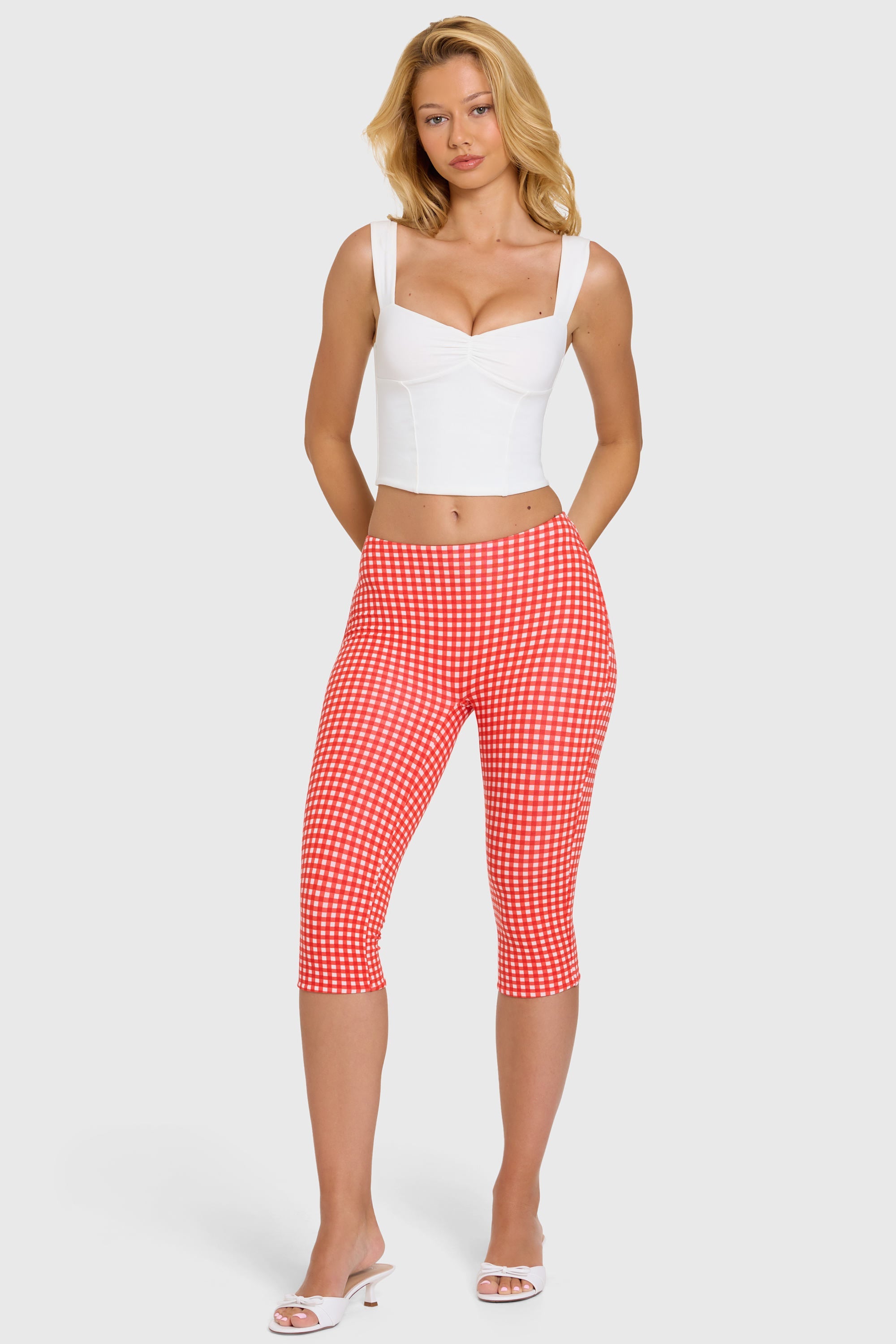 « Balade » — Pantalon Capri Taille Basse, Rouge Vichy — jiblia.store