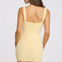 « Douceur » — Robe Mini à Col Carré Brodée, Jaune Beurre