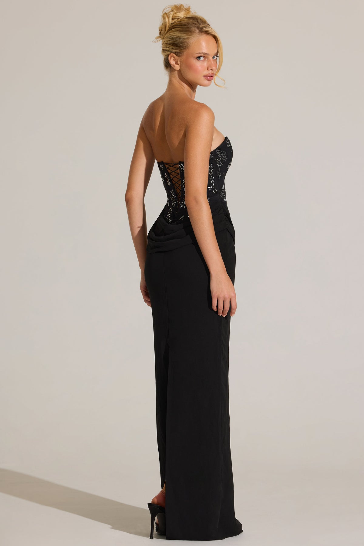 « Ébène Couture » — Robe Longue Corset Orné, Noir