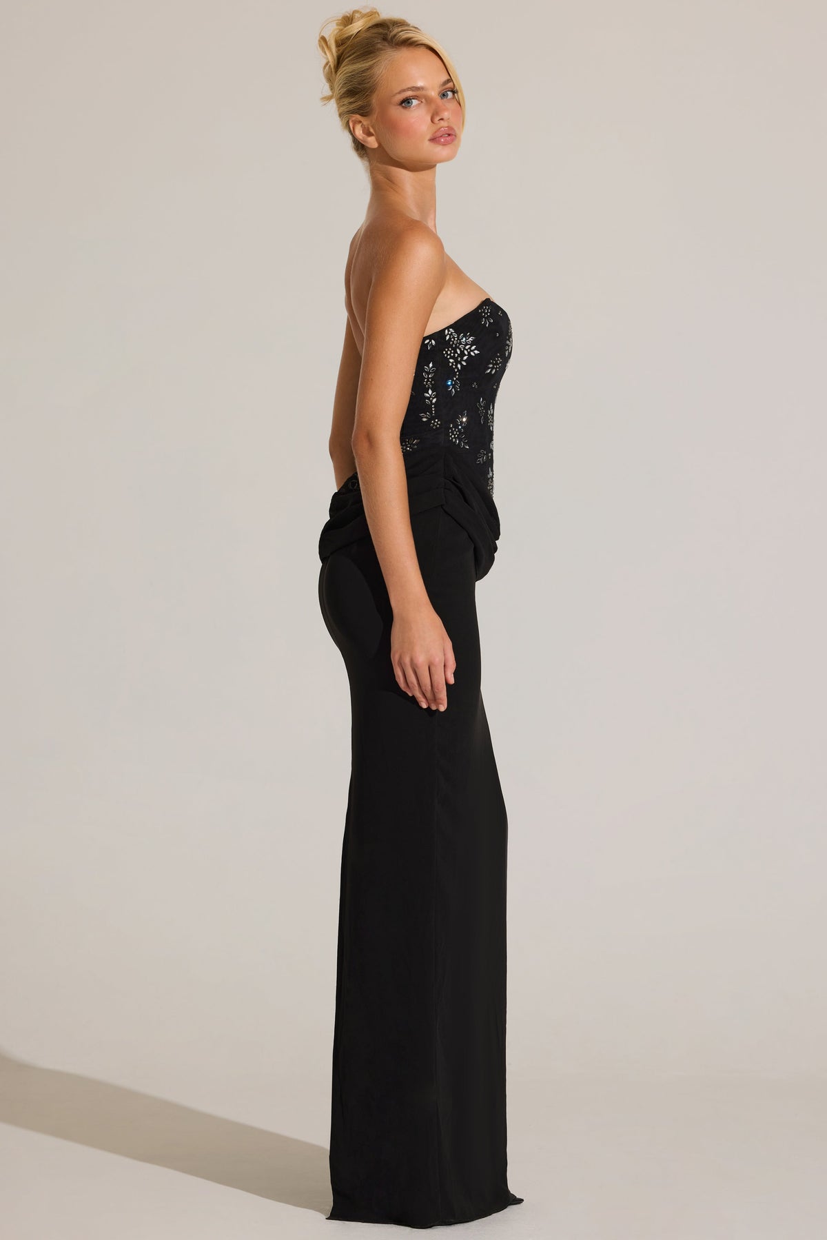 « Ébène Couture » — Robe Longue Corset Orné, Noir