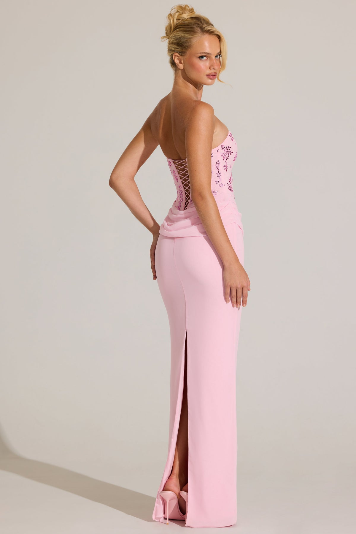 « Nuage Couture » — Robe Longue Corset Orné, Rose Poudré