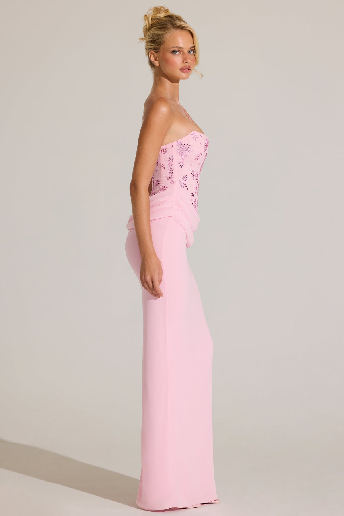 « Nuage Couture » — Robe Longue Corset Orné, Rose Poudré