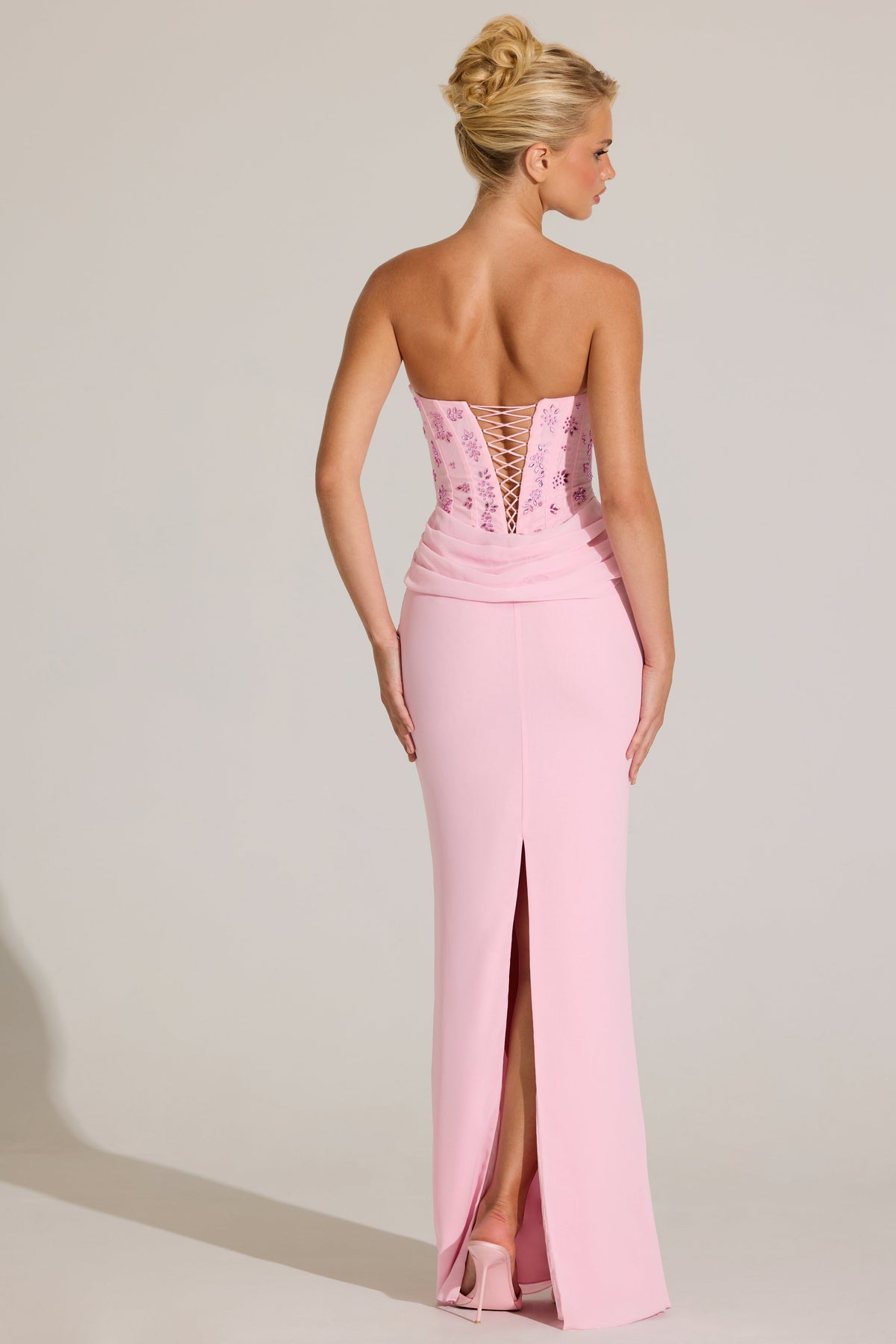 « Nuage Couture » — Robe Longue Corset Orné, Rose Poudré
