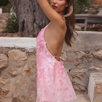 « Sirène » — Robe Courte Maille Pailletée Dos Nu, Rose Bébé