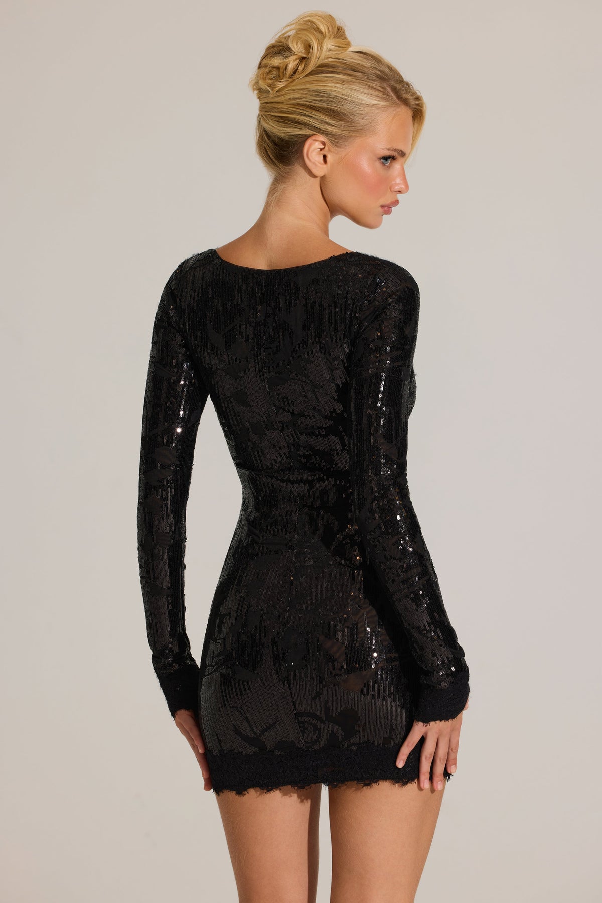 « Minuit Fleuri » — Robe Courte Manches Longues Brodée, Noir