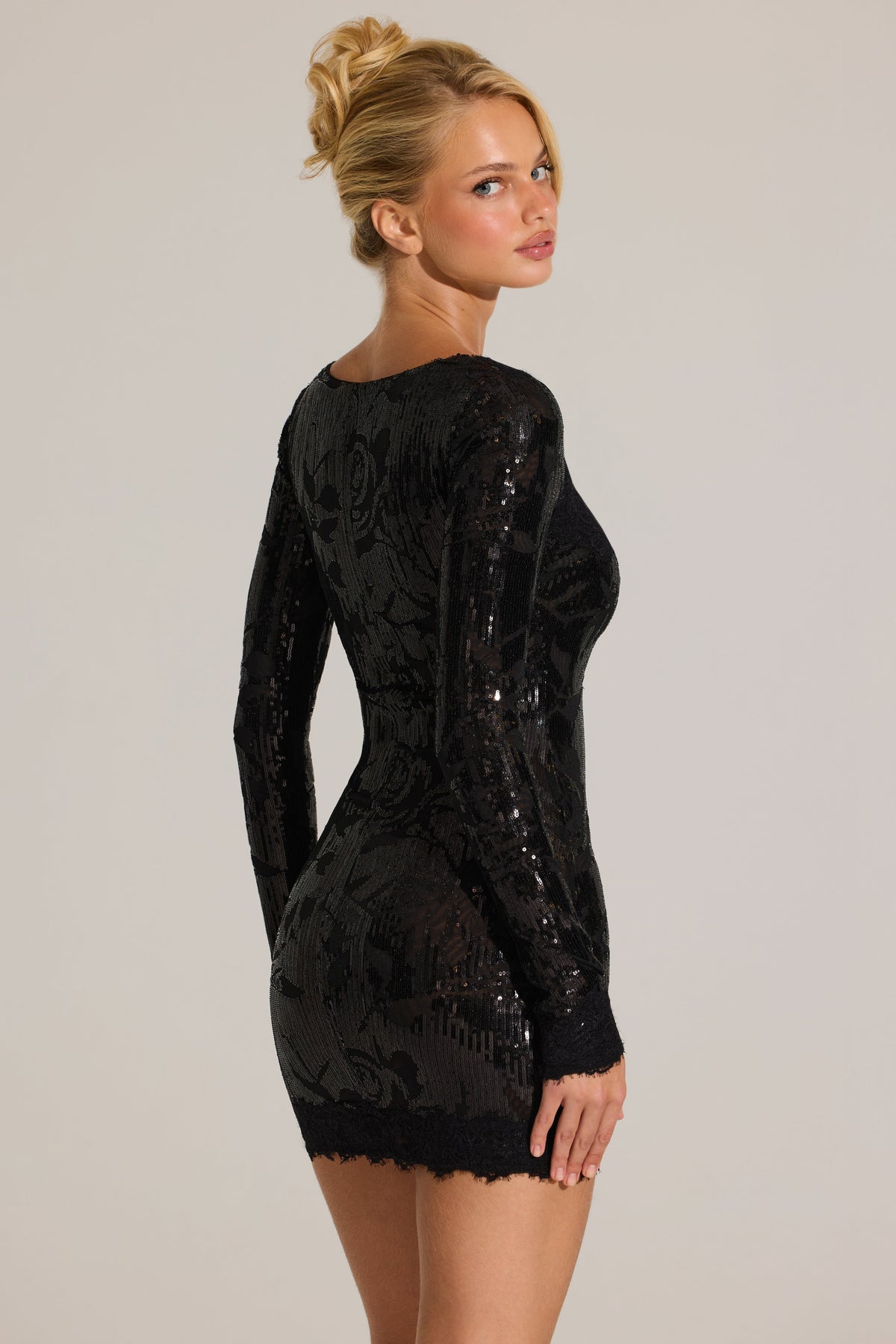 « Minuit Fleuri » — Robe Courte Manches Longues Brodée, Noir