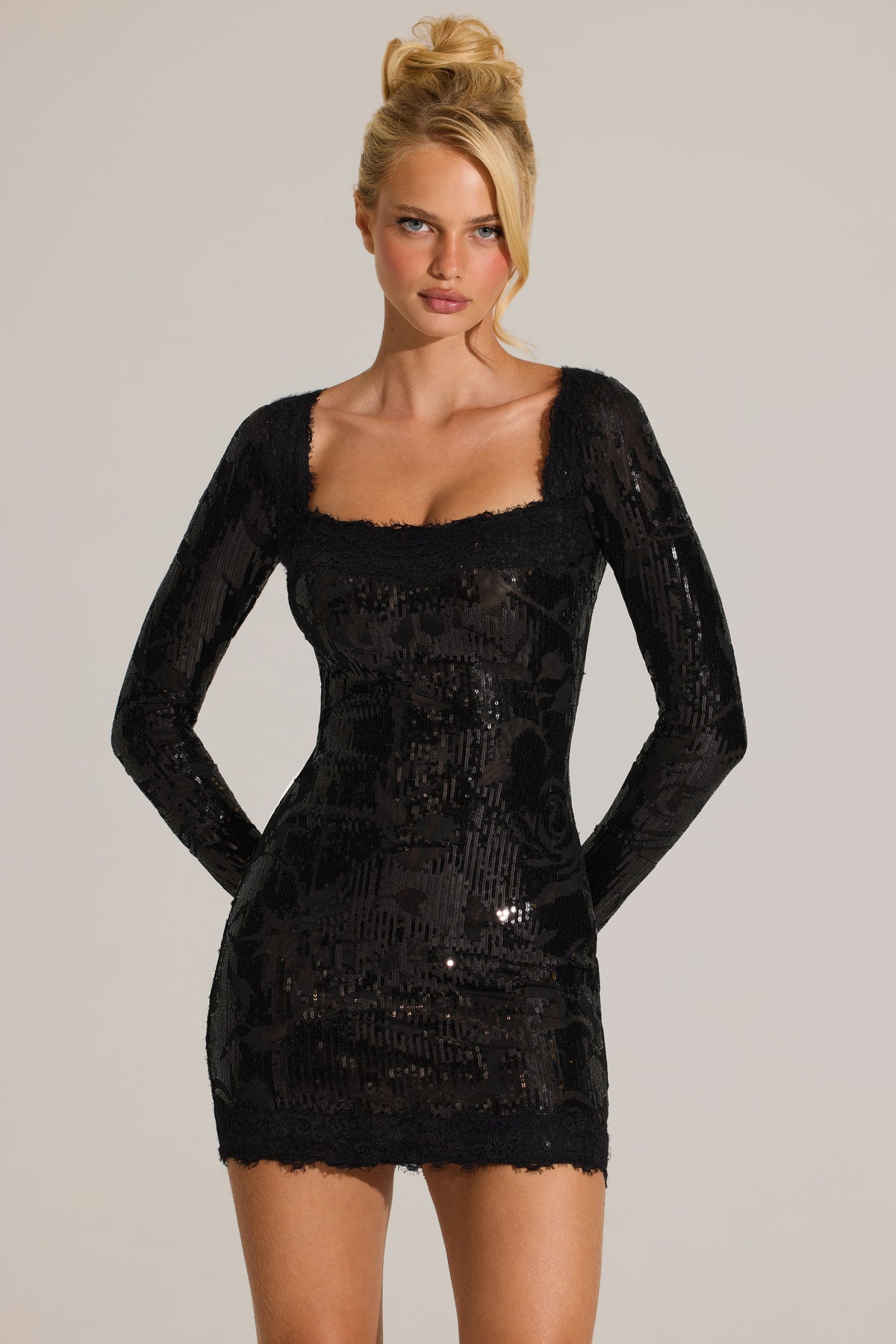 « Minuit Fleuri » — Robe Courte Manches Longues Brodée, Noir
