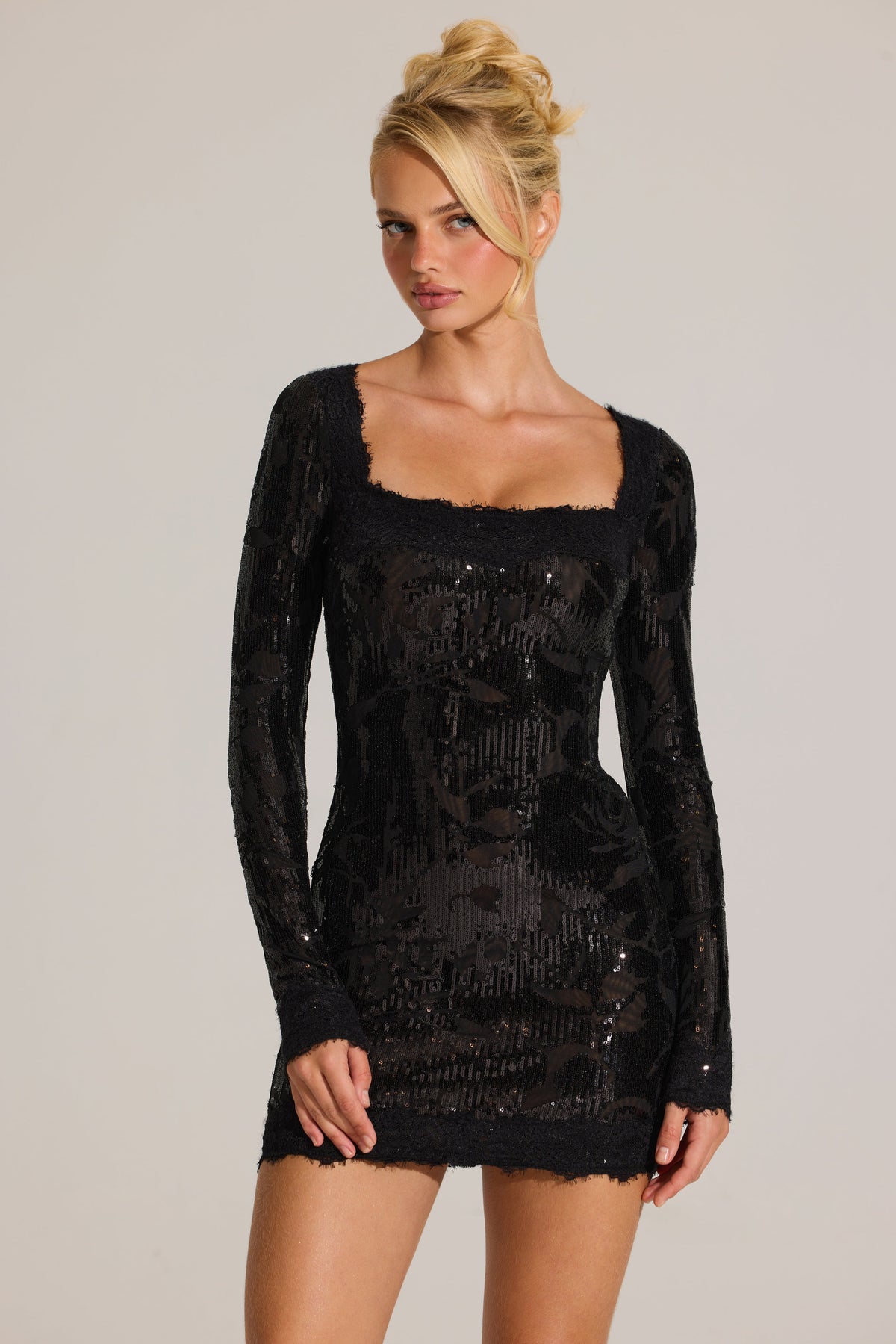 « Minuit Fleuri » — Robe Courte Manches Longues Brodée, Noir