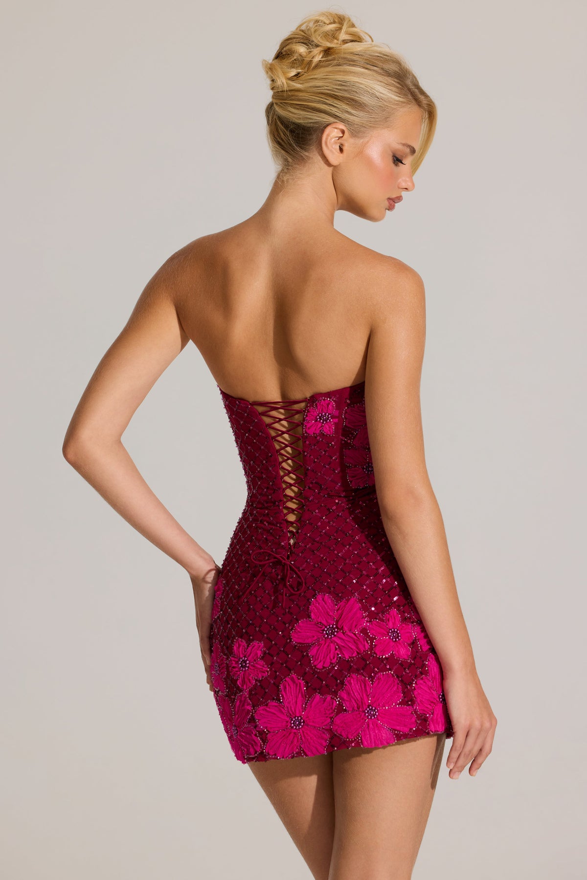 « Jardin d’Hiver » — Robe Courte Bandeau Brodée, Grenat