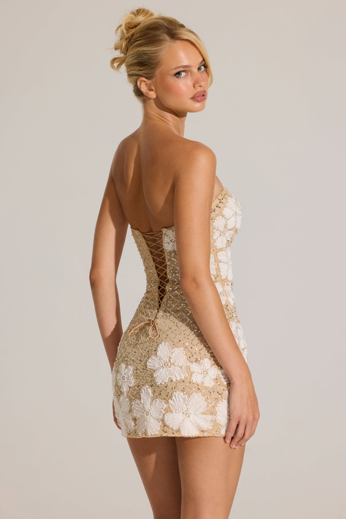 « Jardin d’Or » — Robe Courte Bandeau Brodée, Or
