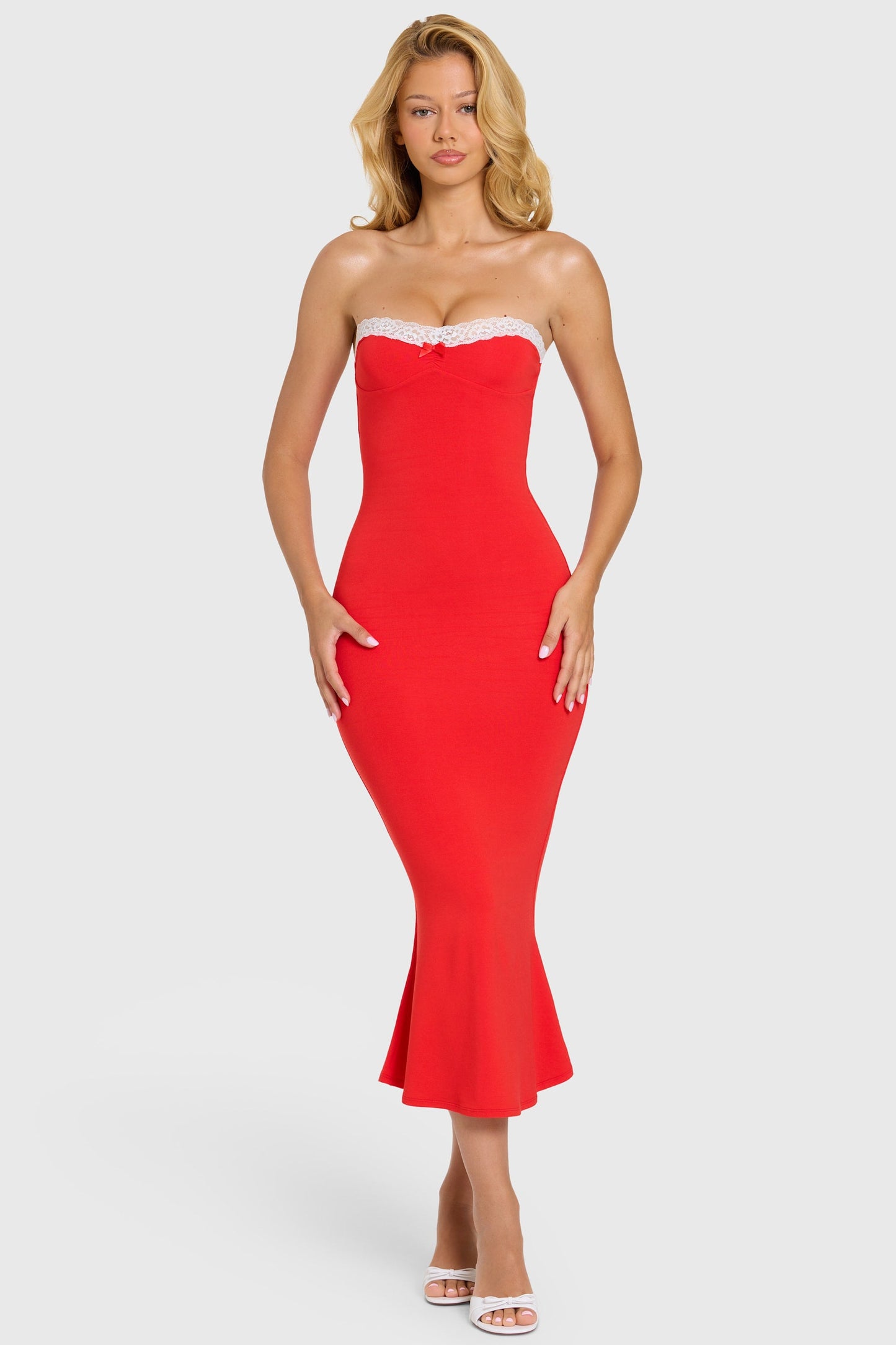 Robe longue rouge à dentelle et nœud