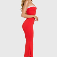 Robe longue rouge à dentelle et nœud