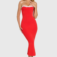 Robe longue rouge à dentelle et nœud
