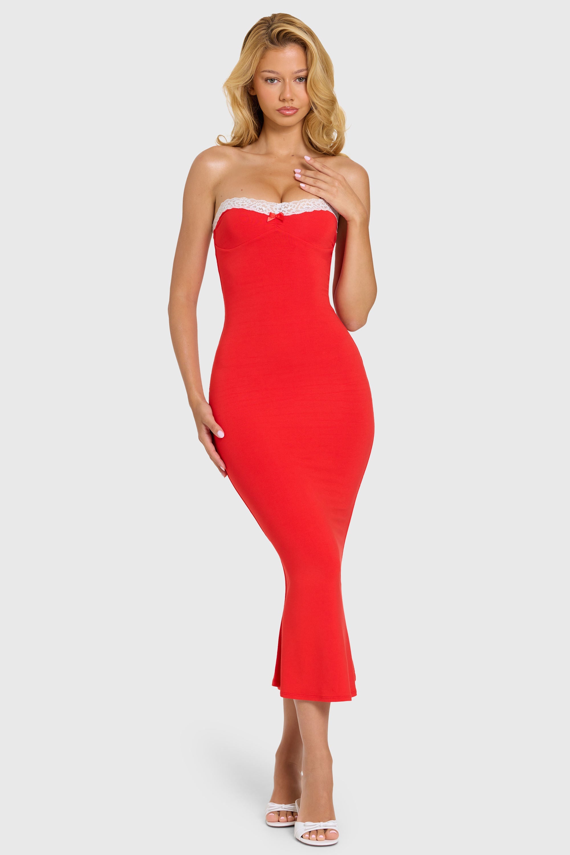 Robe longue rouge à dentelle et nœud