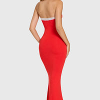 Robe longue rouge à dentelle et nœud