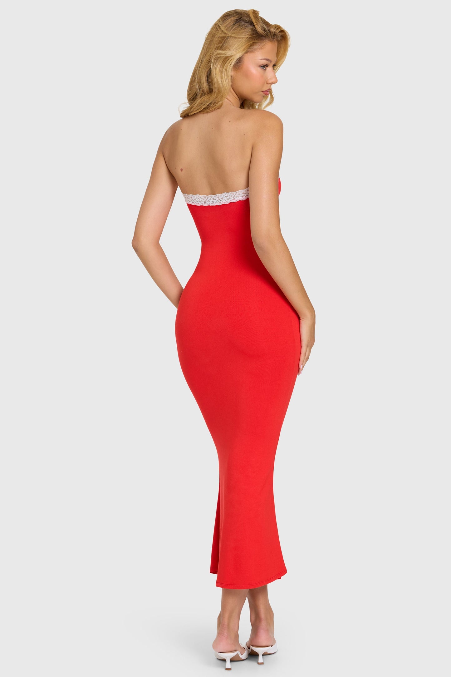 Robe longue rouge à dentelle et nœud