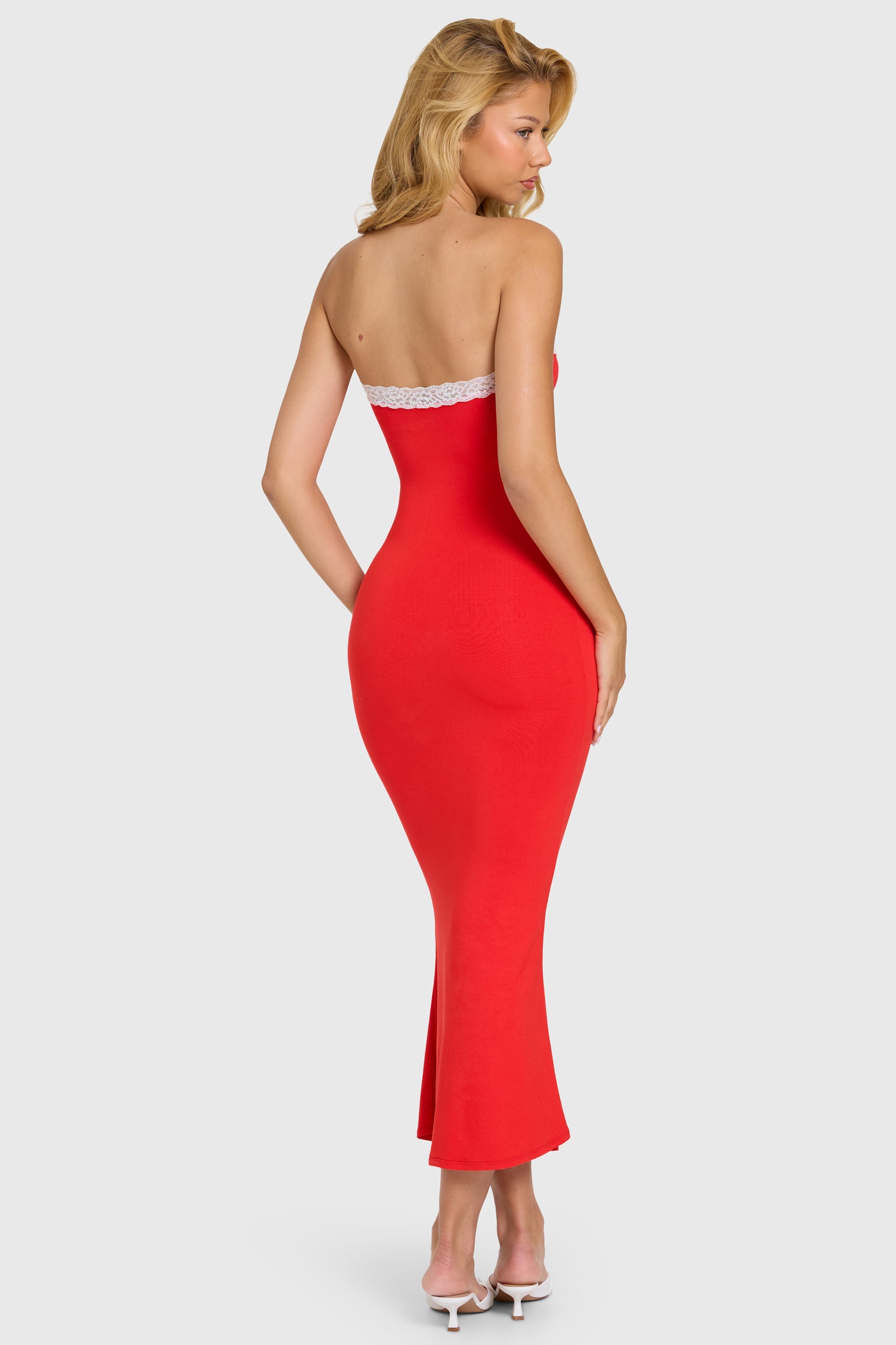 Robe longue rouge à dentelle et nœud